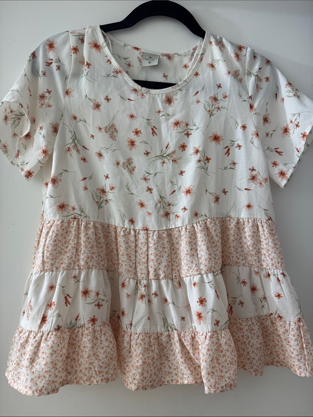 Very cute and never worn Crane Cream Floral Tiered Ruffle Blouse